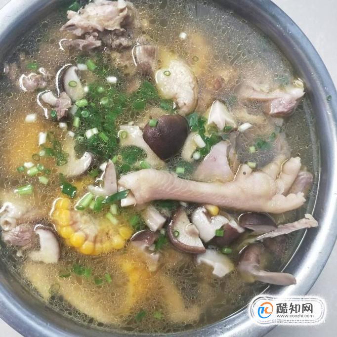 美味的香菇炖鸡汤的超级简单做法。