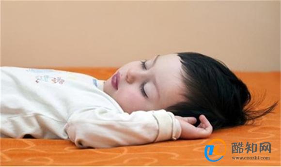 宝宝睡觉喜欢“举手投降”的原因  别人不知道无所谓  父母要清楚