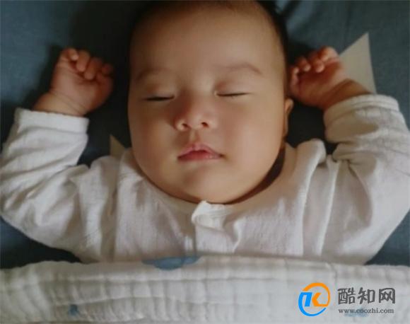 孩子为何喜欢“投降式”睡觉？知道原因后，别把宝宝胳膊拿下来了
