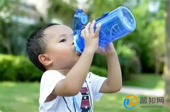 孩子喝水有讲究，这4个时段不要喝，弄错了对娃不好，家长别大意